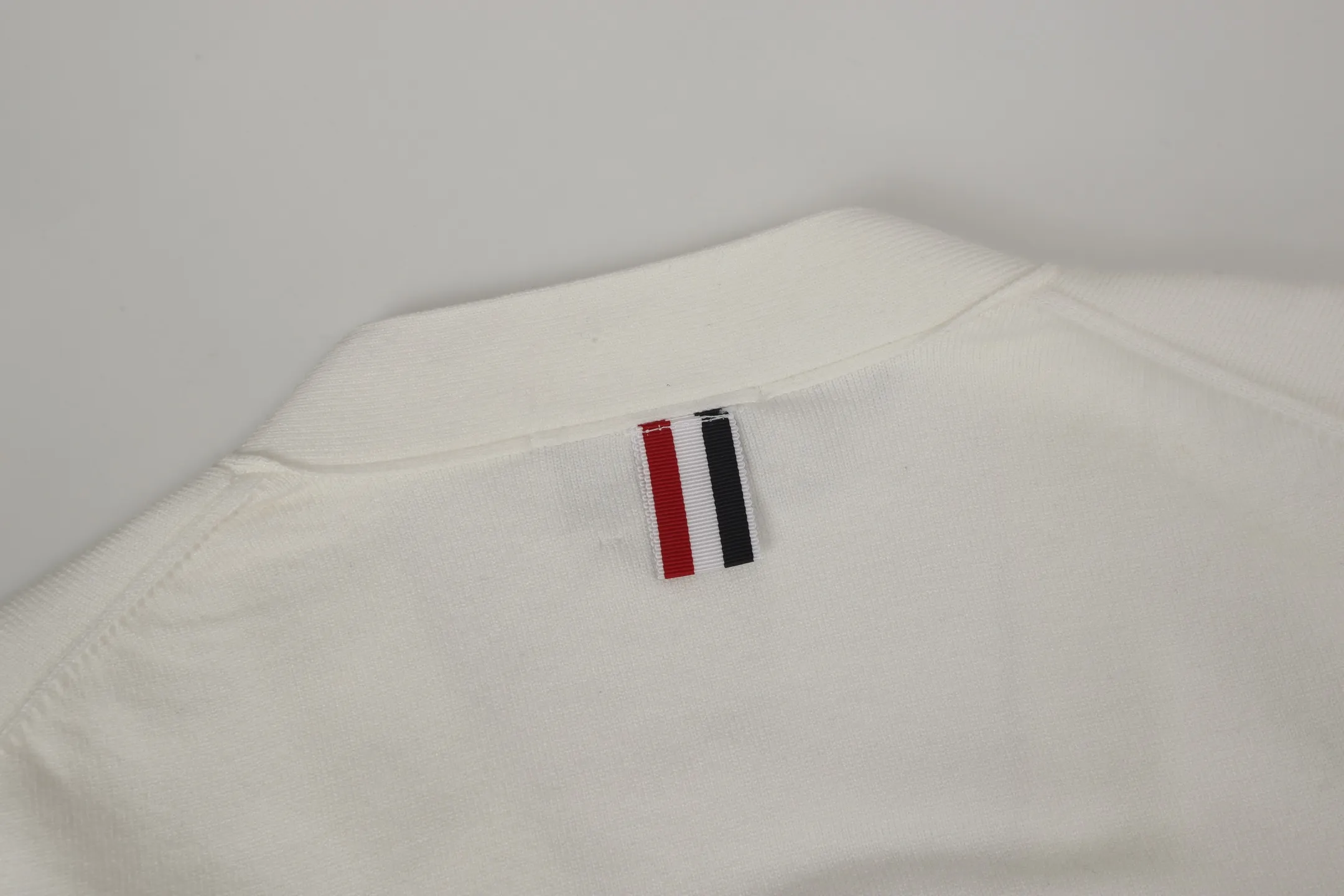 THOM BROWNE · SS 25 Logo V Size：S M L Thom Browne 1965 ， 1997 。 Giorgio Armani ， Club Monaco ， 。Browne ， 、 。 ， 。 Thom Browne Classic ， 、 Classic。